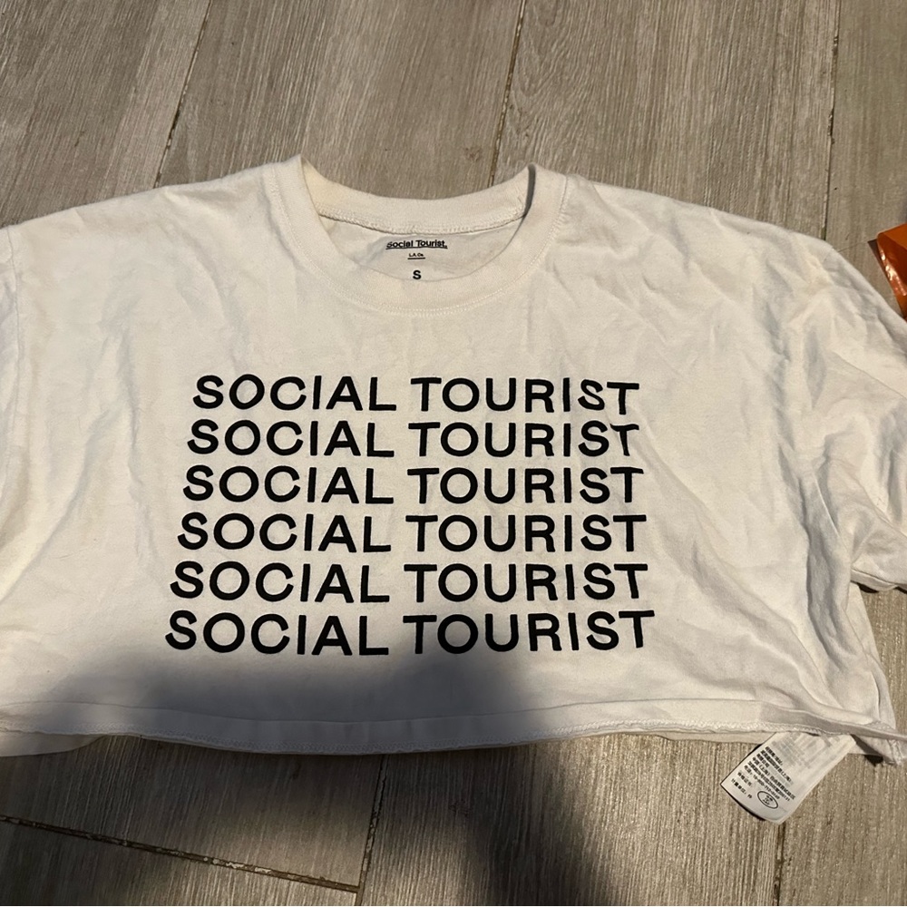 Social tourist crop top